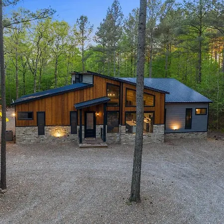 Brand New! Modern Luxury Family Cabin On A Flowing Creek In Broken Bow!